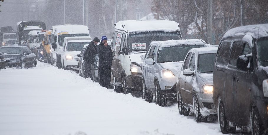 Снегопад заставил омских дорожников работать круглосуточно