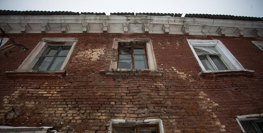 Омская семья лишилась квартиры из-за грязи и разрухи