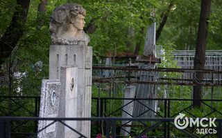 С омского кладбища украли барельеф помощника маршала Жукова