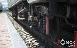 Омич, сидевший в наушниках на рельсах и сбитый поездом, отсудил у РЖД пожизненную компенсацию