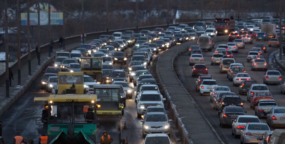 Омских водителей призывают быть внимательнее на мостах и эстакадах