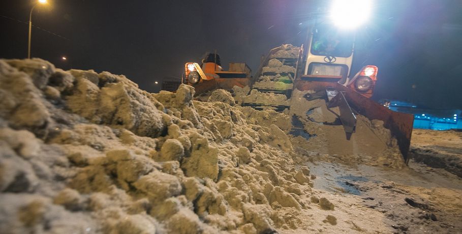 Омские дорожники обещают не создавать пробки, убирая снег