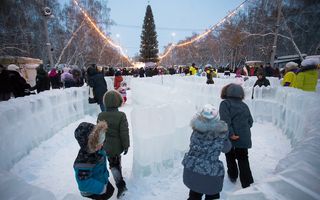 Вопреки проискам вандалов, в Советском парке открылся снежный городок