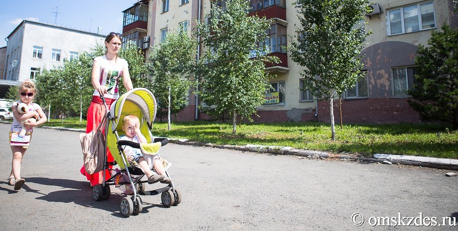В Омской области начались выплаты новых пособий на третьего ребенка
