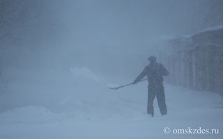 Омские дороги очищают от рекордного снегопада