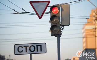 Жители Омска портят светофоры объявлениями