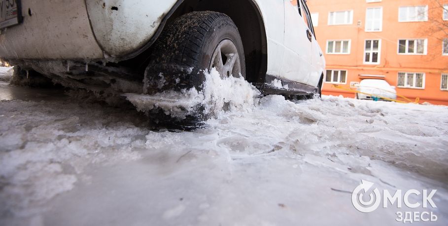 Вмерзшие в лед из-за порыва трубы машины отогревают паровой установкой