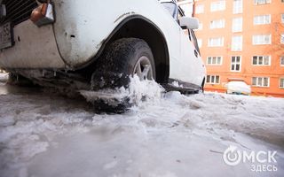 Вмерзшие в лед из-за порыва трубы машины отогревают паровой установкой