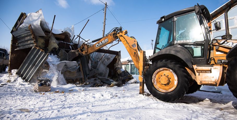 После обрушения ветхого дома в Омске спешно сносят аварийное жилье