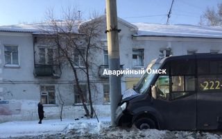 В Омске маршрутка с пассажирами влетела в столб