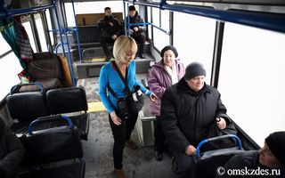 Пенсионеры Омска боятся оплачивать проезд с помощью смартфона