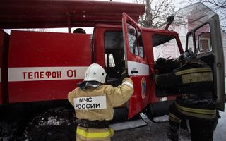В Омске 20 пожарных тушили загоревшуюся дачу