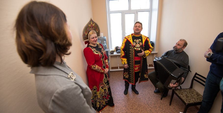 Омский мэр спела на открытии городского культурного центра 