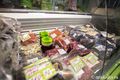 В Омске грабитель растерял украденные продукты