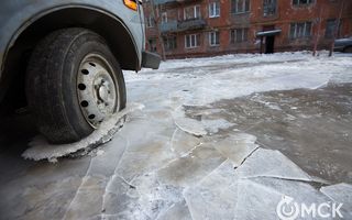 В Омске из-за порыва трубы в Ленинском округе затопило дорогу