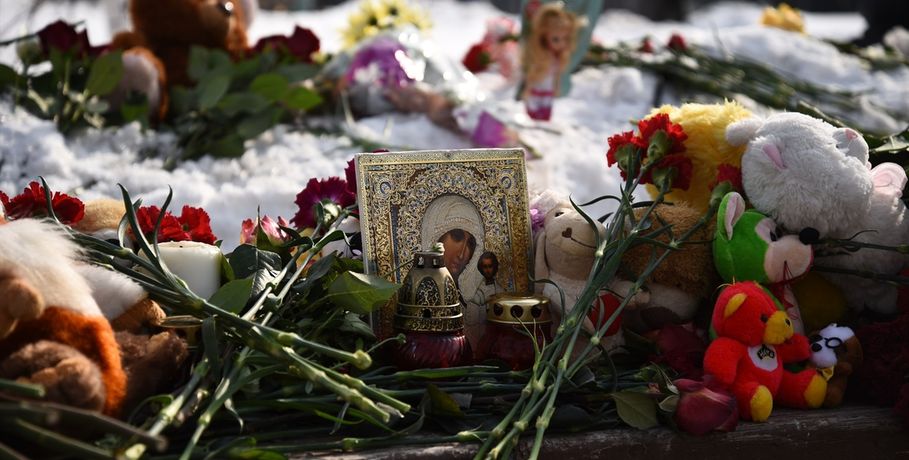 LIVE: Сотни омичей пришли почтить память погибших в Кемерове