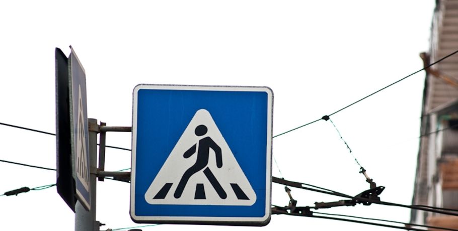Первый в Омске светящийся дорожный знак появился напротив мэрии