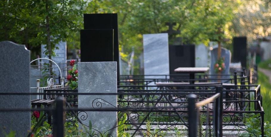 Омские кладбища в Родительский день будут открыты до 20:00