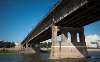В Омске начали отмывать мосты и переходы