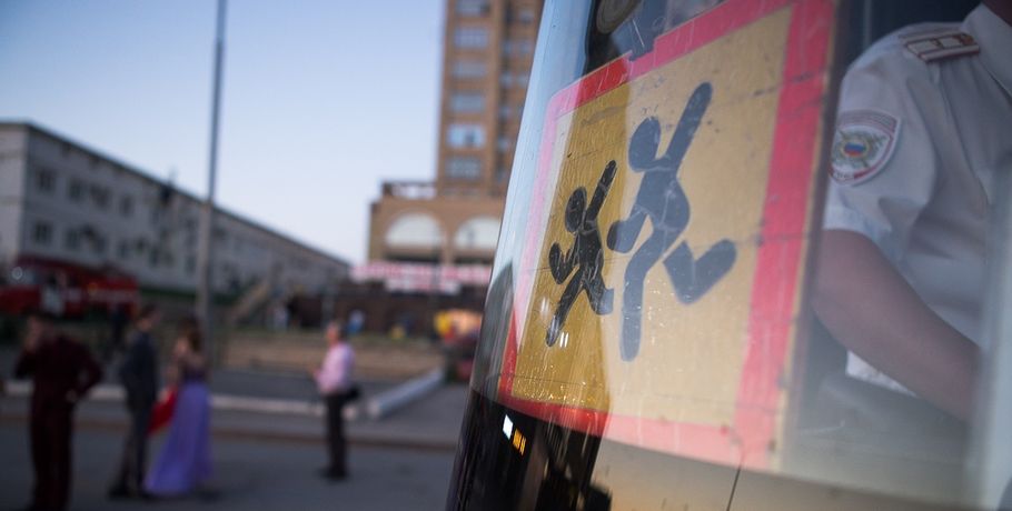 Омского водителя накажут за нарушения при перевозке 16 детей