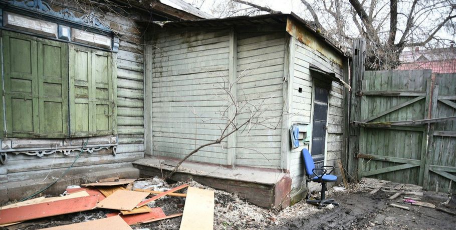 LIVE: В центре Омска начали сносить старинный дом