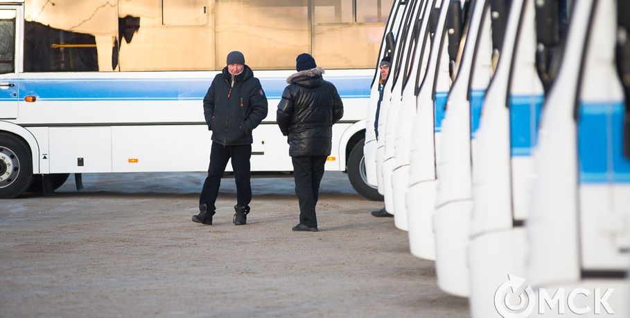 Для омских дачников начинают работать садовые автобусы