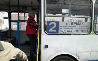 В Омске у троллейбуса на ходу отвалилась дверь