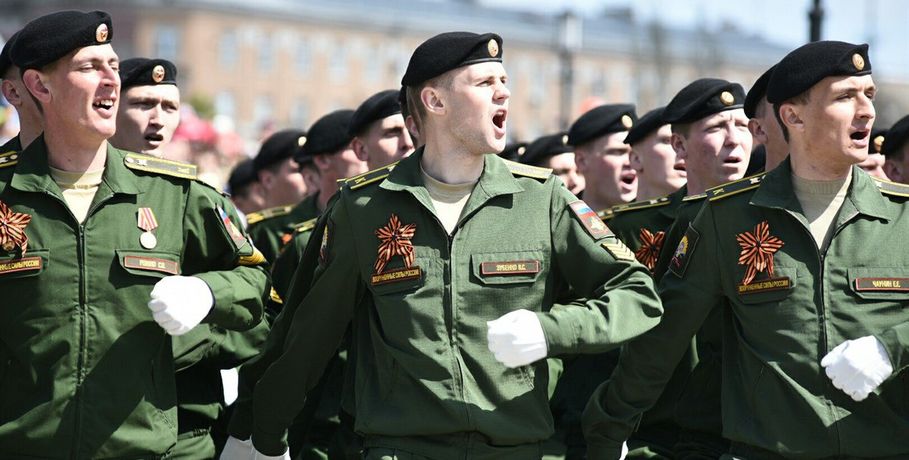 Парад Победы в Омске: на Соборную площадь выехали 28 легендарных боевых машин