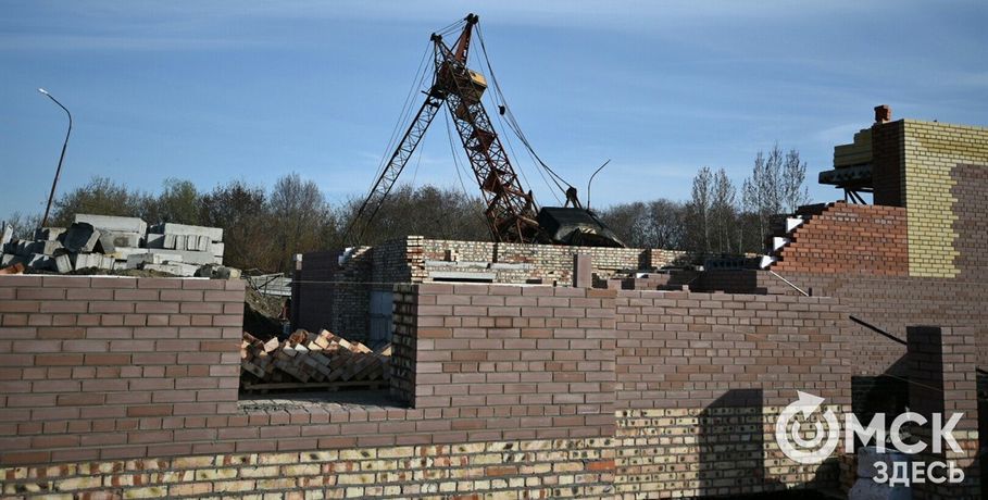 На стройке в элитном микрорайоне Омска падает башенный кран