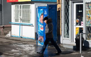 Омский предприниматель, не желая терять бизнес, закрылся в киоске