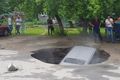 В центре Омска машина провалилась под землю