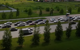 В Омске свадебный кортеж из дорогих авто перекрыл магистраль