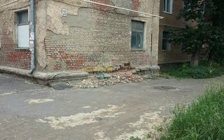 В Омске у дома на проспекте Мира обваливается стена