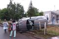 В Омске Mazda снесла дорожное ограждение и вылетела на газон
