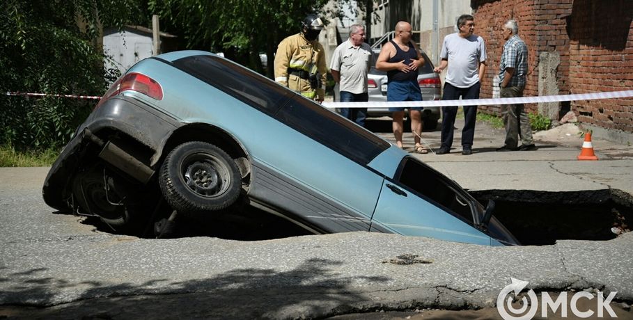 В Омске начали ремонтировать трубопровод, из-за которого под землю ушел автомобиль