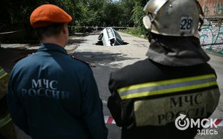 В центре Омска машина провалилась в яму с водой