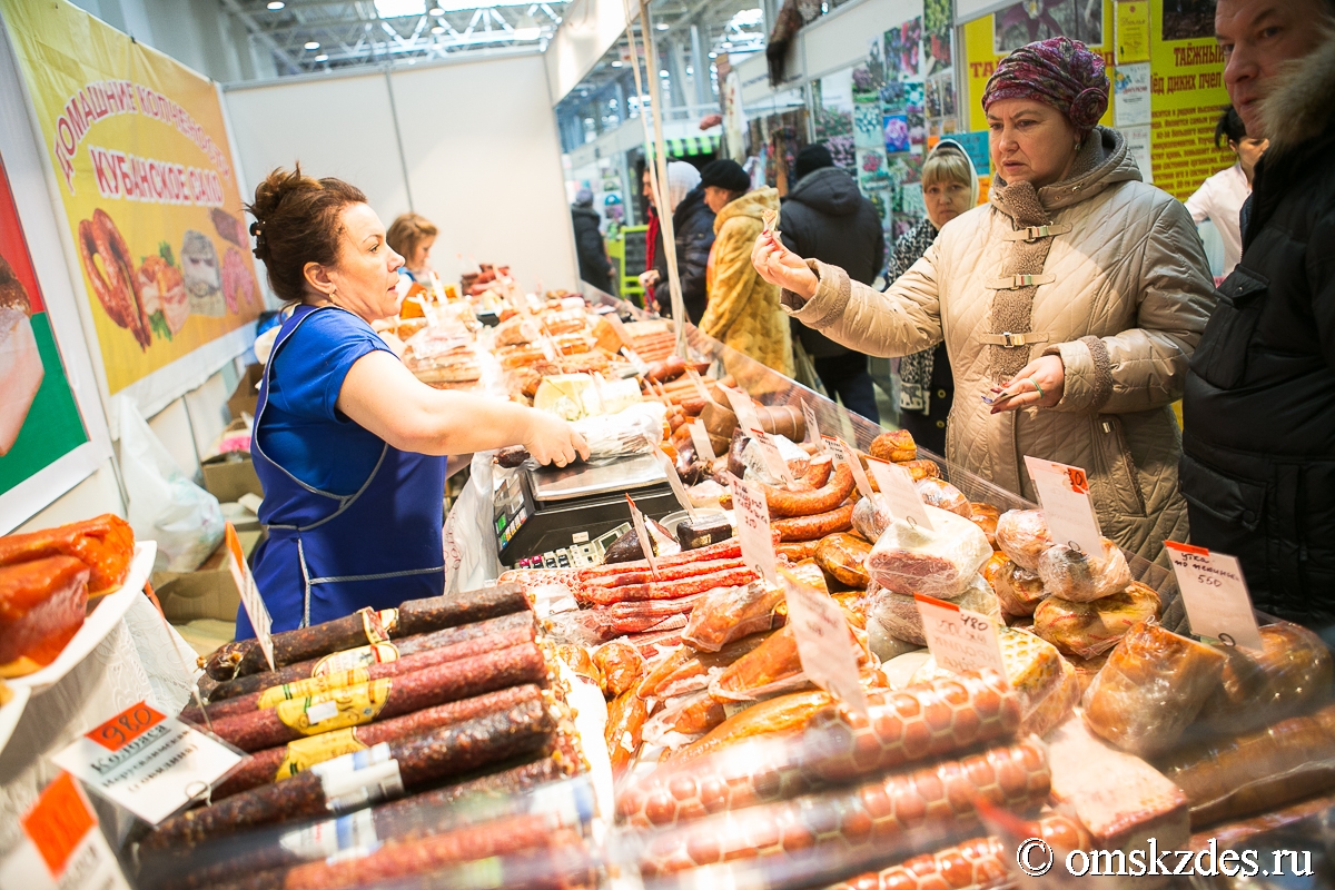 Соответствующий рынок. Омский рынок. Рынок название. Рынок продуктовый в Омске. Торговля на рынке колбасой.