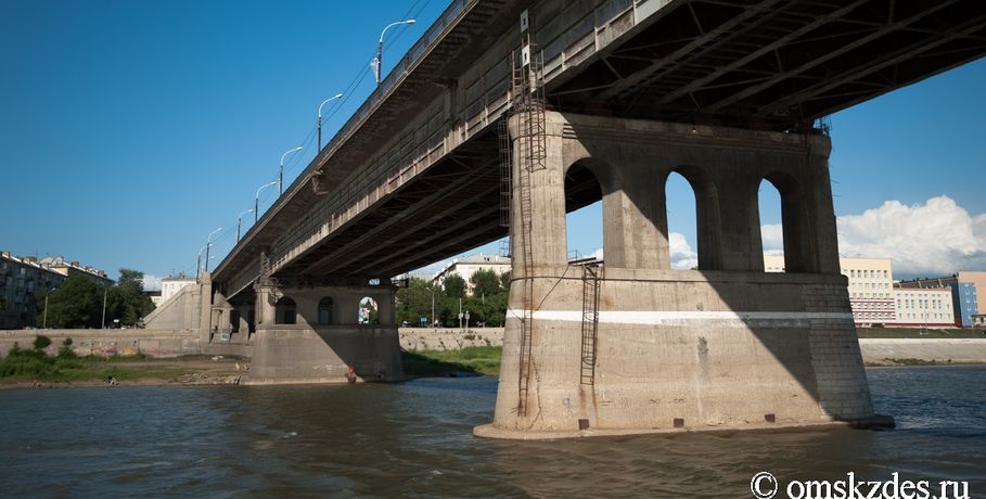 Омские чиновники назвали гигантскую трещину на Ленинградском мосту безопасной