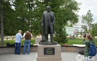 Названа дата открытия памятника Михаилу Ульянову в Омске
