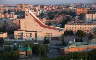 В Омске у Музыкального театра появится три остановочных павильона