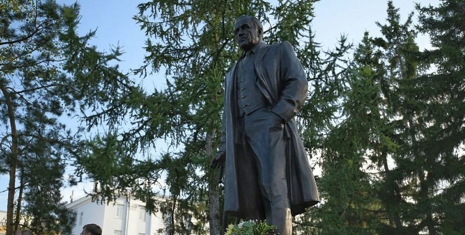 В центре Омска освятили памятник, который ждали два года