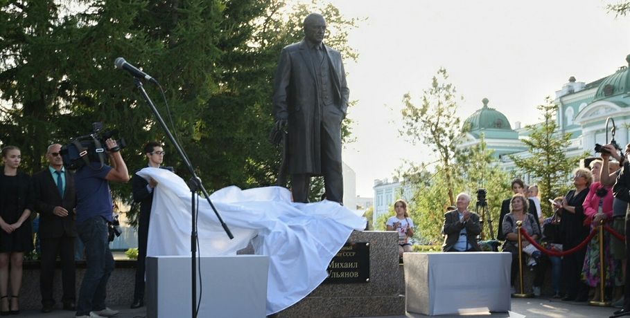 В Омск хочет приехать легендарный актер, чтобы увидеть новый памятник
