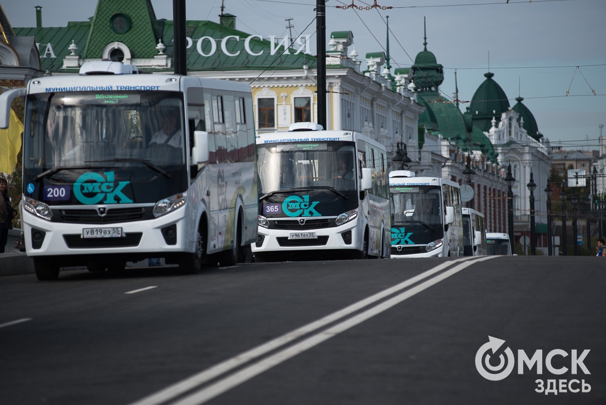 Омск едем. Омск транспорт. Автобусы города Омска. Новые автобусы Омск. Транспорт Омск новый.