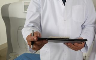 В Омске пациентка избила врача компьютерной клавиатурой