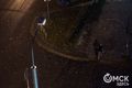 В Омске девушка за рулём Range Rover снесла фонарный столб на остановке