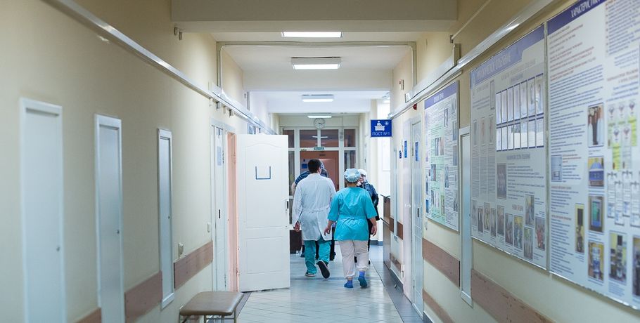 В омской больнице пациенты лежат в коридорах