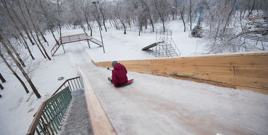 Накануне морозов в Омске установили новые горки в парках