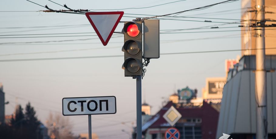 На трассах Омской области установят новые светофоры