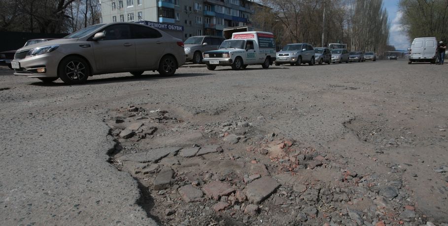 В Омске разваливаются отремонтированные в 2017 году дороги