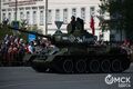 В Омской области сняли на видео гонки танка и внедорожника